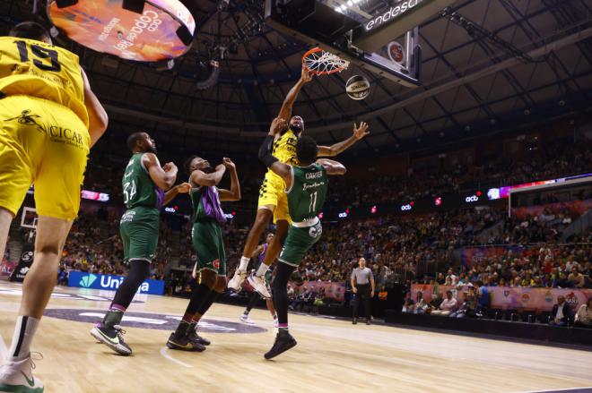 El Lenovo Tenerife tumba al campeón