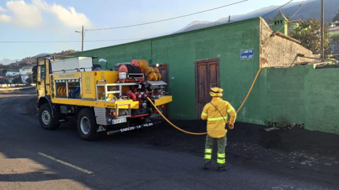 El Cabildo reparte agua para la limpieza de las casas en la zona realojada tras la erupción volcánica