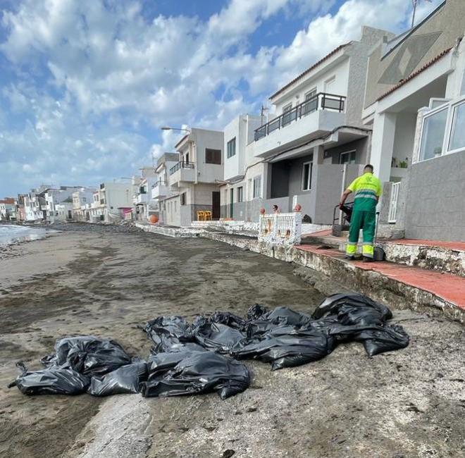Telde retira cerca de dos toneladas de algas de la playa de Ojos de Garza