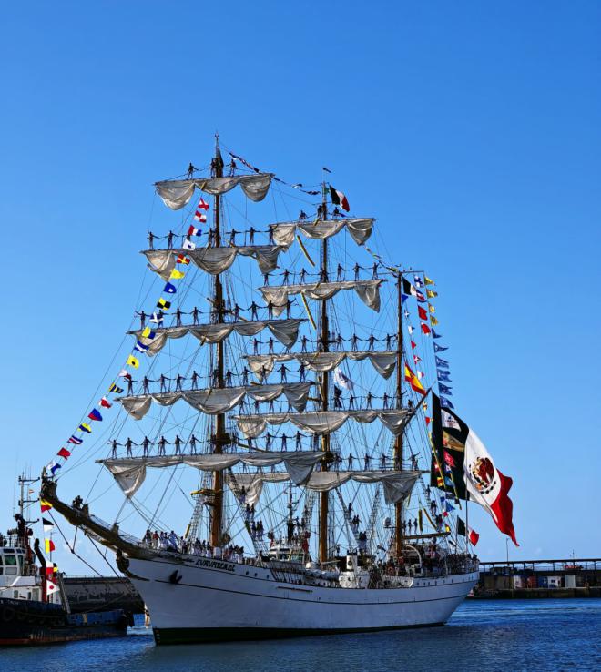 El Buque Escuela Cuauhtémoc ondea su bandera mexicana en el puerto de Santa Cruz de Tenerife