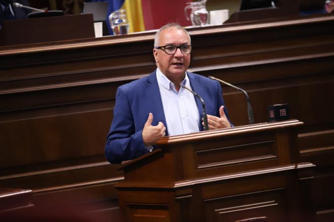 Campos reclama al ministro de la Seguridad Social que acabe “de una vez” con las “colas de la vergüenza”