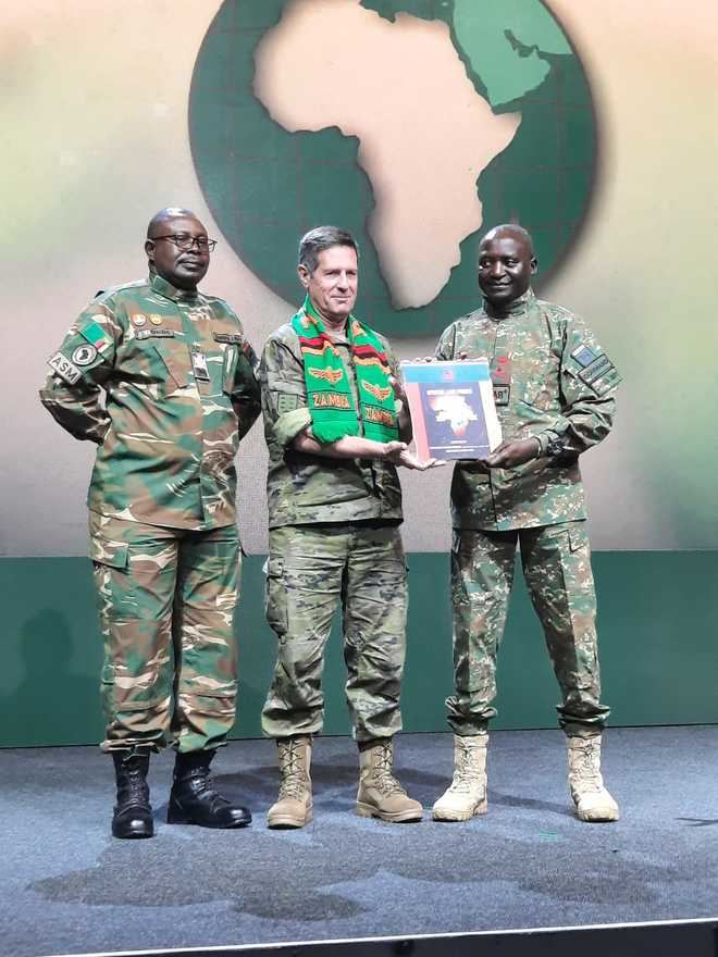 2.	El Jefe del Estado Mayor de Zambia teniente general Mr. Sitali D. Alibuzwi  y el Suboficial Mayor del Ejército de Zambia, suboficial de clase 1 Monday Nonde, junto al general de división Luis Cortés 