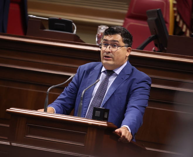 “En Canarias hay un montón de pacientes bajo la alfombra, detrás de las cortinas y en los cajones'