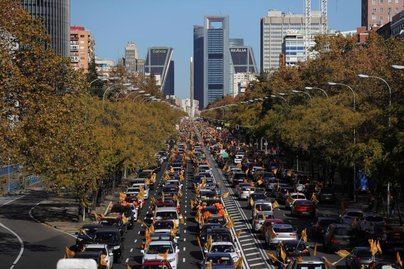 Miles de familias toman las calles en coche para protestar contra la 'Ley Celaá'