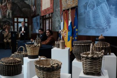 El Cabildo distingue al cestero Marcelino Reyes González por contribuir a mantener el patrimonio etnográfico de Tenerife