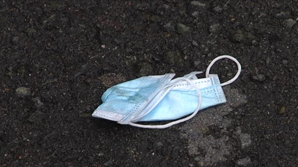 Lanzan una campaña para evitar el abandono de mascarillas en entornos naturales
