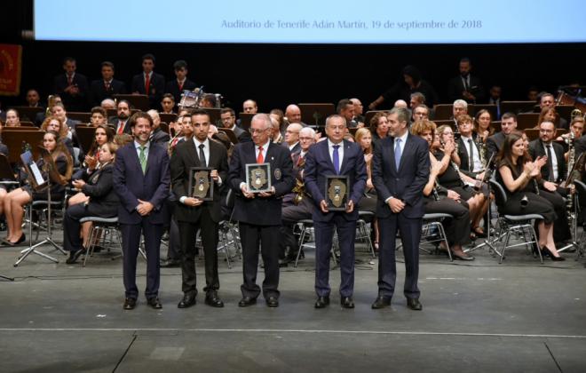 El Cabildo entrega la Medalla de Oro al Colegio La Salle y a las Bandas de Música Santa Cecilia y Las Candelas