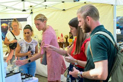 La Plaza de Santa Ana estrena mercado de artesanía promovida por el Ayuntamiento y la FEDAC
