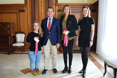 El alcalde recibe a las laureadas nadadoras paralímpicas Michelle Alonso y Judit Rolo