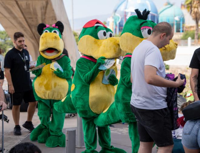La Familia Dino visita las tiendas HiperDino de Gran Canaria