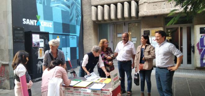 Mesa de firmas por el Blindaje de las Pensiones en Santa Cruz