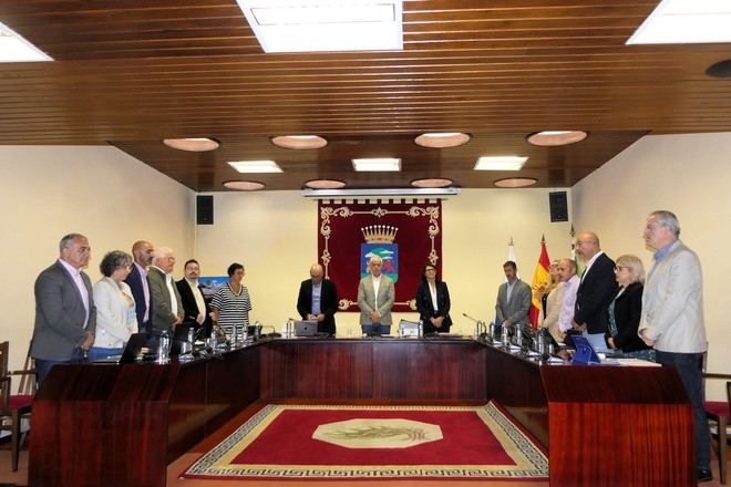 El Pleno del Cabildo de El Hierro mantiene un minuto de silencio