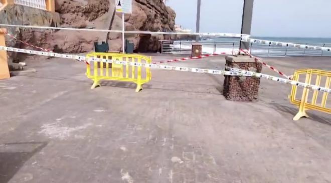 Cierran al paso el muelle de Melenara por el peligro que suponen los embates del mar