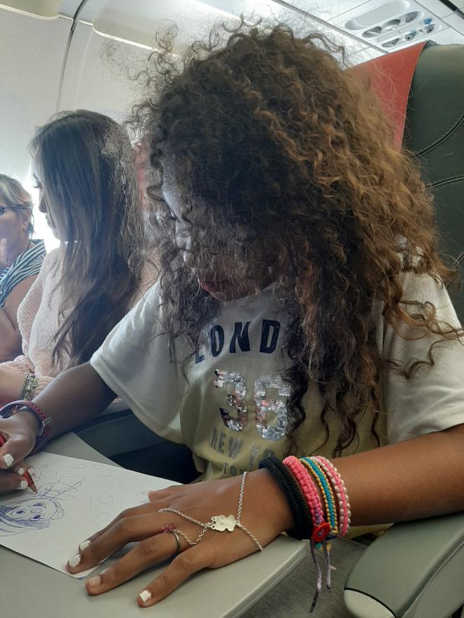 Iberia Express organiza una masterclass de dibujo a más de 10.000 metros de altura para celebrar el Salón del Cómic de Tenerife