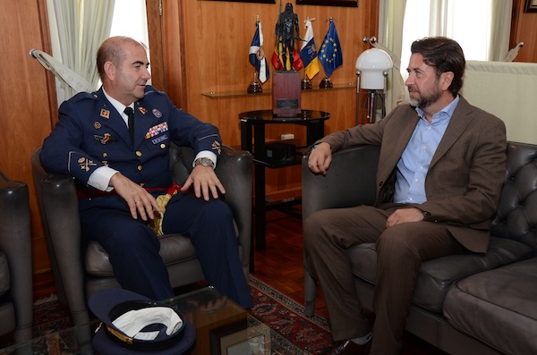 El presidente del Cabildo recibe al nuevo al jefe del Mando Aéreo de Canarias