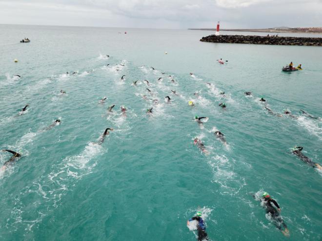 Viktors Vobrusko y Lilly McNabb ganadores de “Ocean Lava Triatlón Fuerteventura”
