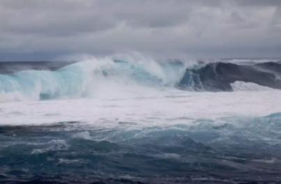 El mal estado del mar obliga a la evacuación preventiva de unos 40 vecinos