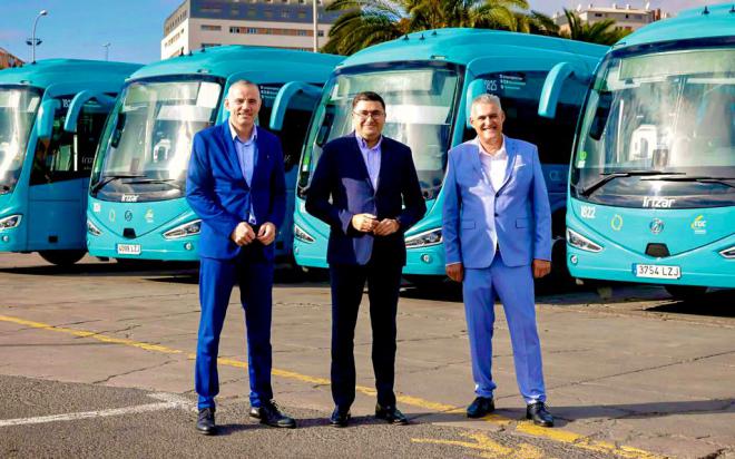El vicepresidente del Cabildo y la dirección de Global presentan nuevas guaguas, menos contaminantes y más modernas, para el transporte público interurbano