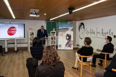 La directora de la Fundación Japón efectúa una donación de libros sobre arte, cultura e historia niponas a la ULPGC