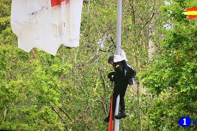 Un paracaidista choca contra una farola en el desfile del Día de la Hispanidad