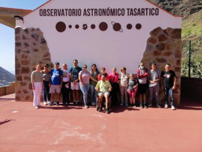 Usuarios de los centros de discapacidad y salud mental de La Aldea contemplan el sol en una actividad astronómica organizada por el Cabildo