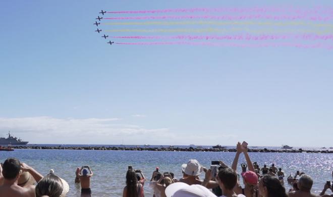Miles de personas disfrutan de la exhibición aérea de la Patrulla Águila