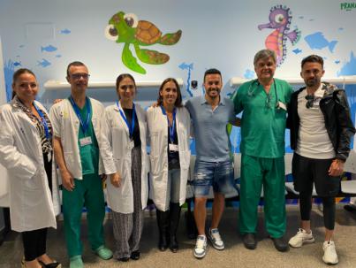 Pedro Rodríguez visita el hospital para apoyar a los pequeños pacientes