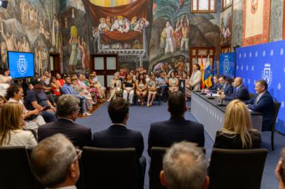 El Cabildo rinde homenaje a peruanos que han dejado huella significativa