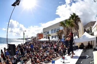 Los piratas desembarcan en San Cristóbal y recuerdan la historia de la capital