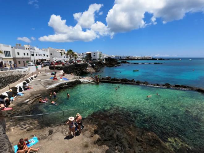 El Ayuntamiento de Haría abre al baño las piscinas de Punta Mujeres