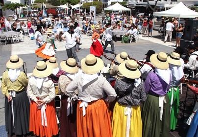 Yaiza llena sus calles de alegría, música y tradición el Día de Canarias