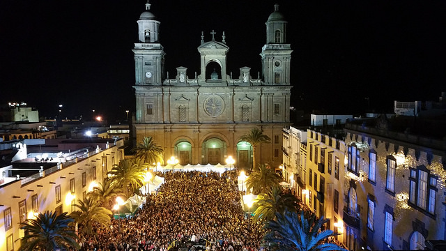 Lleno en la Plaza de Santa Ana para celebrar el Día de Canarias