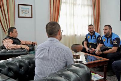 Arona propone una distinción autonómica para los dos policías locales que salvaron la vida a un vecino de Los Cristianos