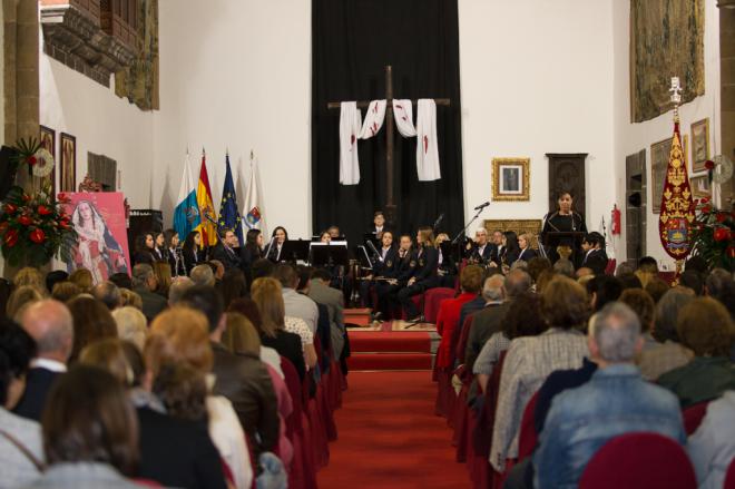El pregón de la Semana Santa de Adeje “al alimón” entre tradición y turismo llenó el Convento de Adeje
