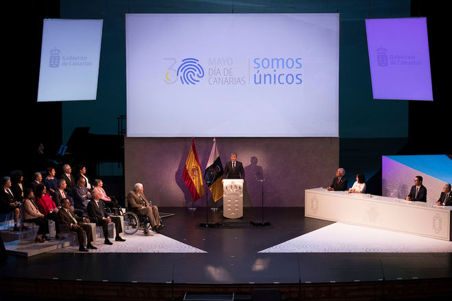 Entrega de premios y medallas en el Acto Institucional del Día de Canarias