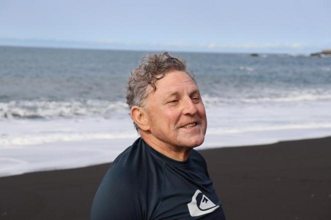 Francisco Zamarbide, primer bañista en Puerto Naos tras su reapertura