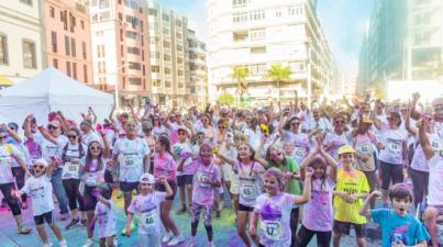 Medio millar de corredores solidarios pintan de color Las Palmas de Gran Canaria