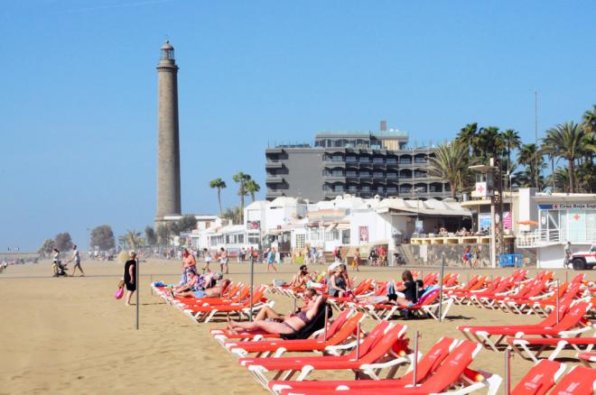 Se reactiva el servicio de hamacas y sombrillas en las playas de San Bartolomé de Tirajana