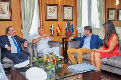 El Cabildo recibe al máximo responsable del velero de la Marina Militar italiana Orsa Maggiore