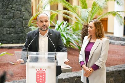Corujo y Valbuena suscriben el convenio para la salvación de las palmeras de Lanzarote