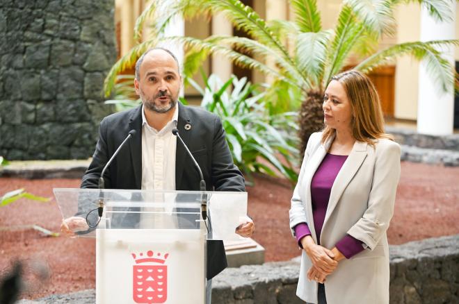 Corujo y Valbuena suscriben el convenio para la salvación de las palmeras de Lanzarote