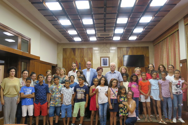 El Cabildo recibe la visita de los menores saharauis que pasarán el verano en La Palma