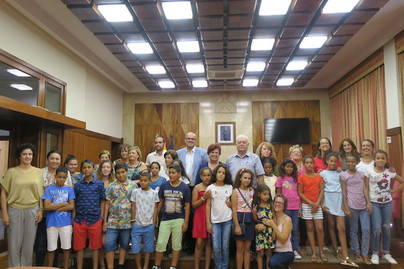 El Cabildo recibe la visita de los menores saharauis que pasarán el verano en La Palma