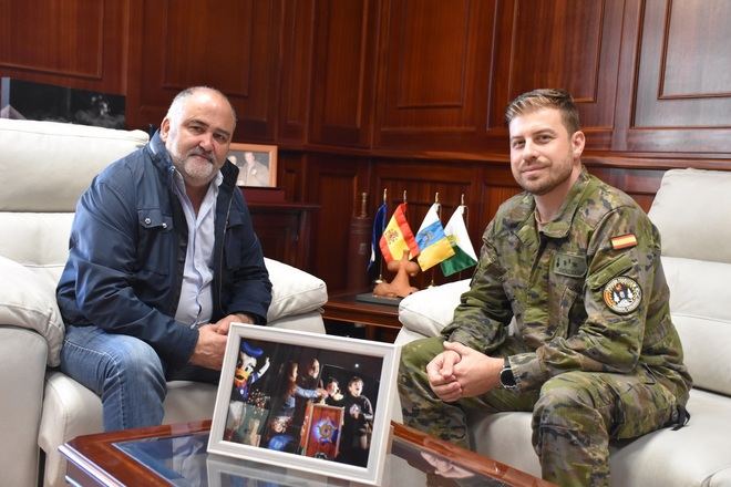 Escolástico Gil recibe al capitán Daniel Sánchez