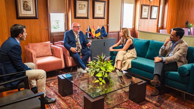 El Cabildo recibe al vicepresidente del Parlamento Europeo, Marc Angel