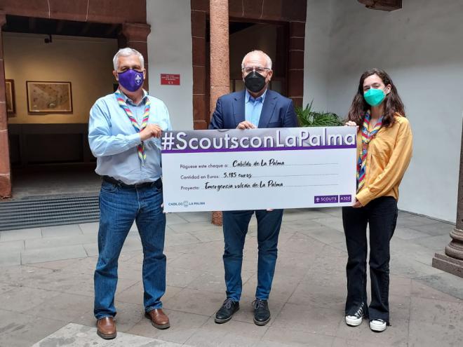 El Cabildo de La Palma recibe una donación de la entidad juvenil Scouts de España