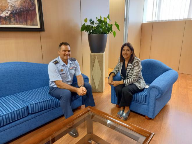 La alcaldesa recibe al nuevo jefe de la Base Aérea y del Ala 46