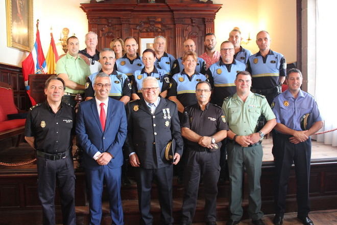 El Ayuntamiento reconoce los más de cuarenta años de servicio de tres policías locales jubilados