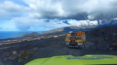 El dispositivo de reparto de agua en la zona afectada por el volcán realiza cerca de un millar de entregas