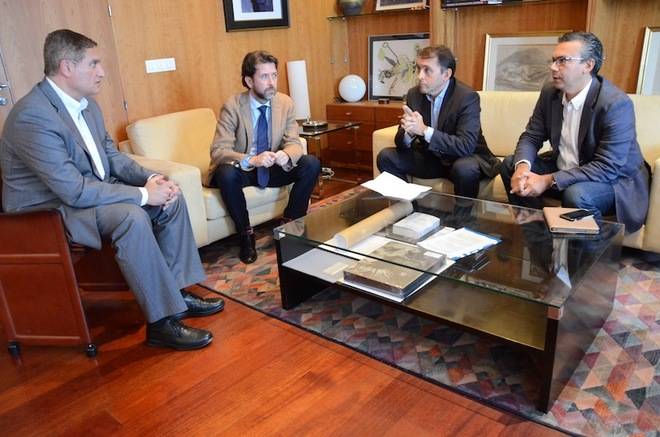 El Cabildo y el Ayuntamiento de Santa Cruz acuerdan completar el rescate de las licencias de taxi hasta 2018